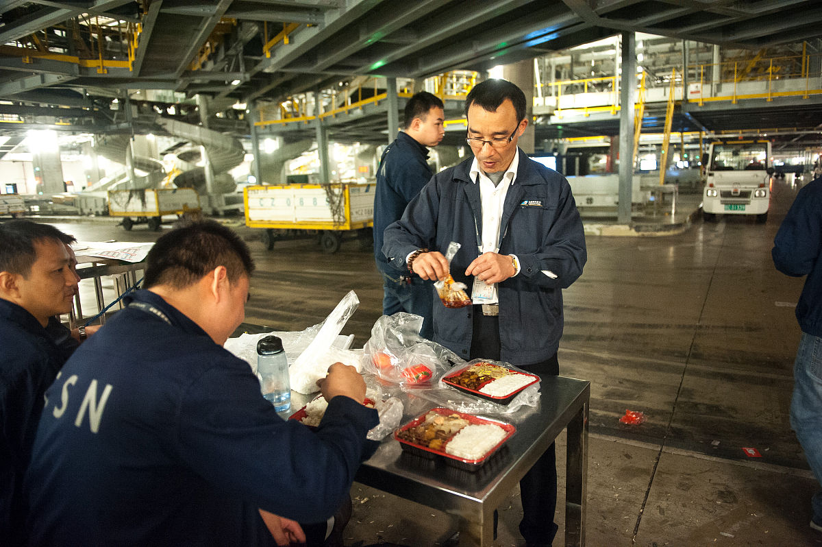 南航珠海航食厂助力滞销桔子飞上航班，为旅客带来健康美味