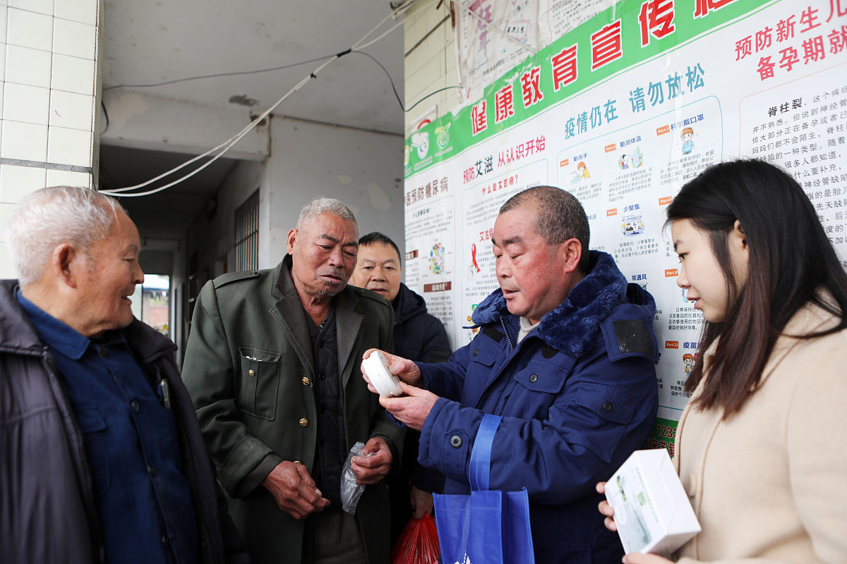 请为论文咸阳市农村五保户养老保障问题及对策探究写一篇选题依据写成一段话格式不少于300字。