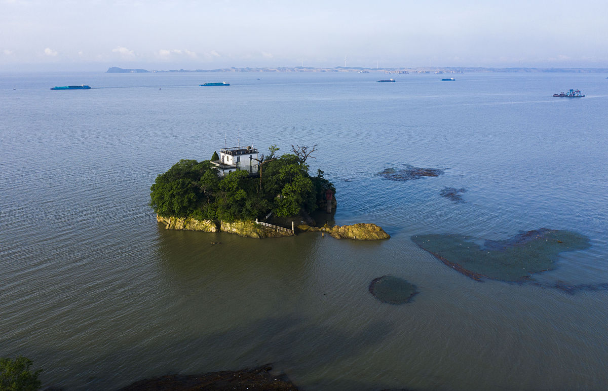 2021年5月27日,洪水中的江西九江鄱阳湖都昌印山水文站.