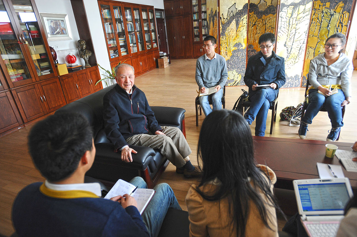 帮我写一段述评要求一千五百字内容是回归大学之道—章开沅口述史的第二章