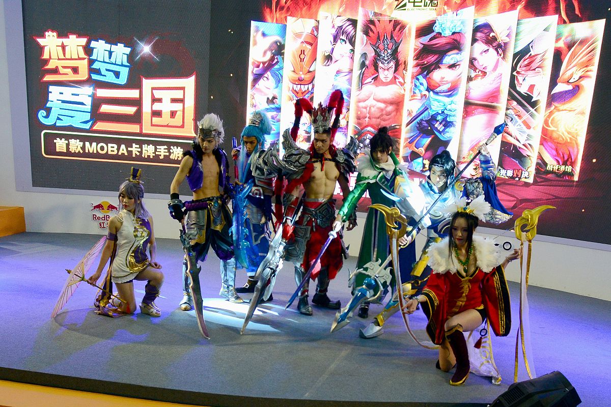 如何查找连云港的一些文艺演出信息？如何去查找连云港及其周边城市的一些动漫展的信息？把你的检索方案列举出来。