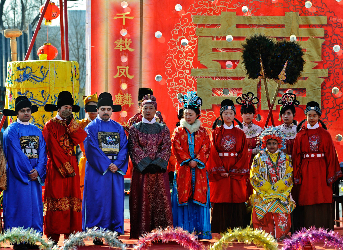 列举喜欢玩cosplay并且在宫里建了百姓街的中国古代皇帝