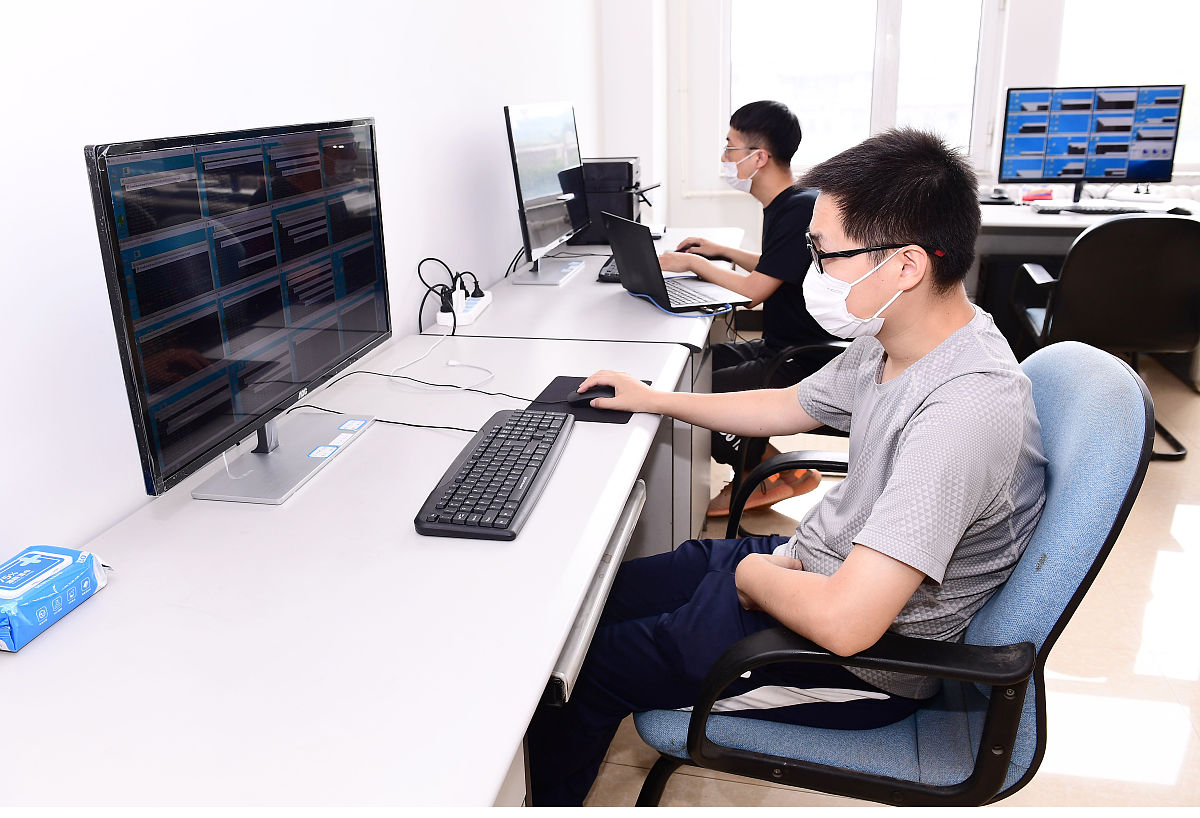 2020年7月7日,辽宁沈阳,辽宁省招考办数据部正在紧张工作.当天,2020年