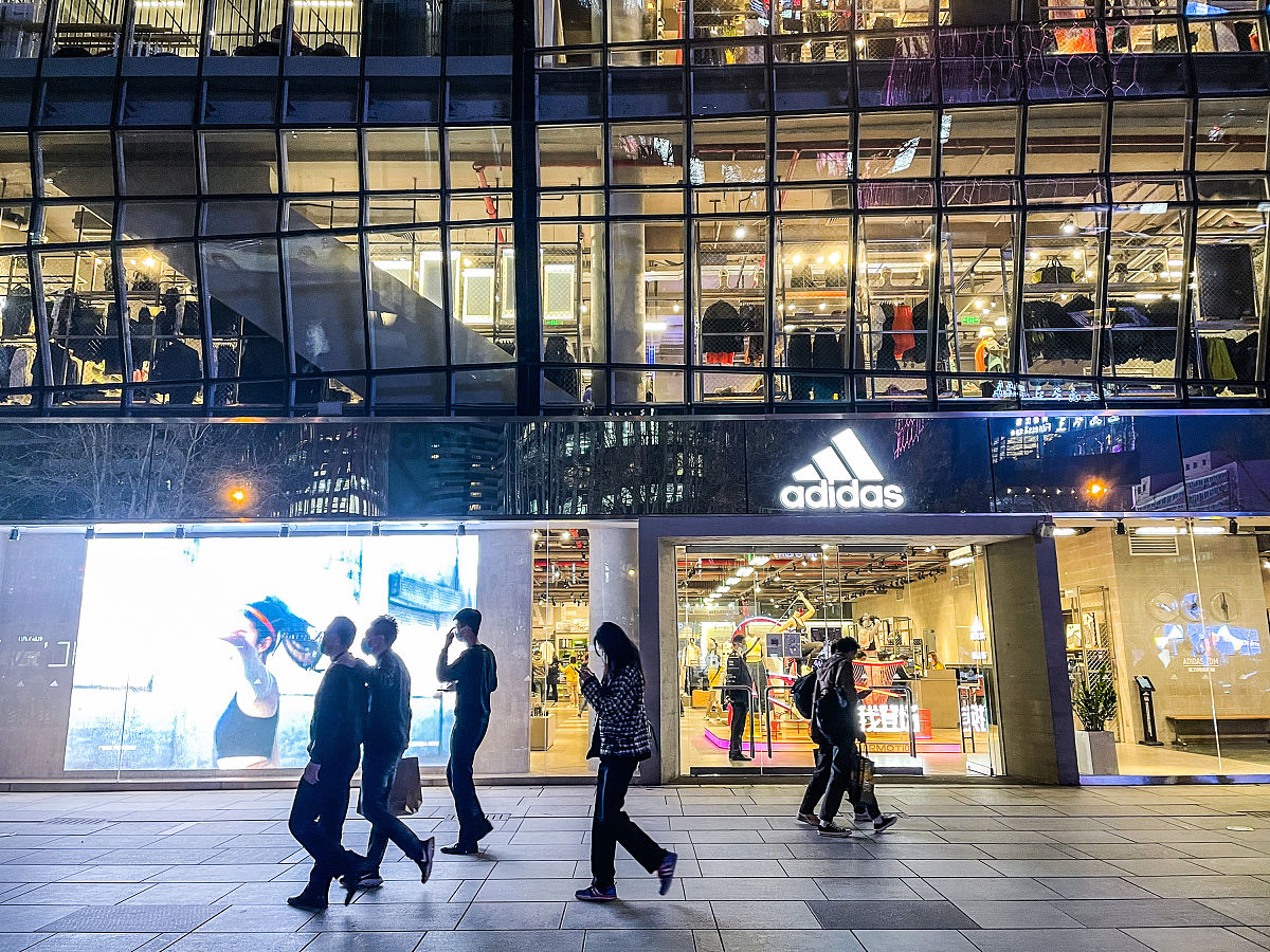 Moncler的扩张困境：门店选址饱和与盈利能力的挑战
