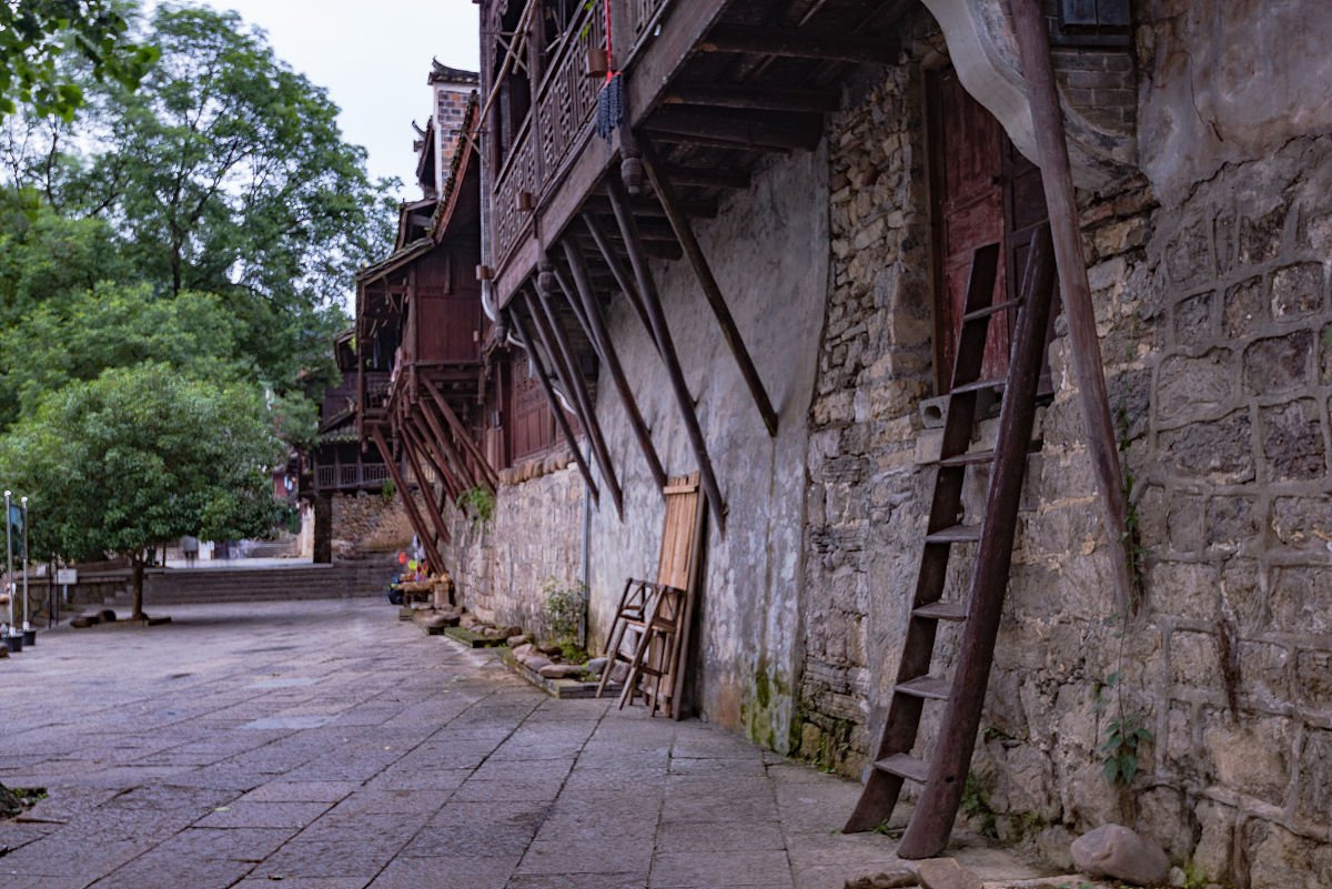 请改写以下内容：把《边城》通篇读下来我读出了沈先生会湘西风情的钟爱读出了当地的人们纯朴赤诚读出了故事淡淡的忧伤。  在文中先生用幽淡的笔墨向人们呈现出湿润透明的湘西美景其中那座碧溪岨的白塔给我留下了最为深刻的印象。那座立在半山腰的白塔就像是一个沉默的精灵远远地眺望着老船夫和翠翠的家默默地给予他们祝福。它就像是老船夫和翠翠心灵的港湾。每当他们有心事无处诉说他们总会出神地遥遥望着白塔让被现实束缚的心起