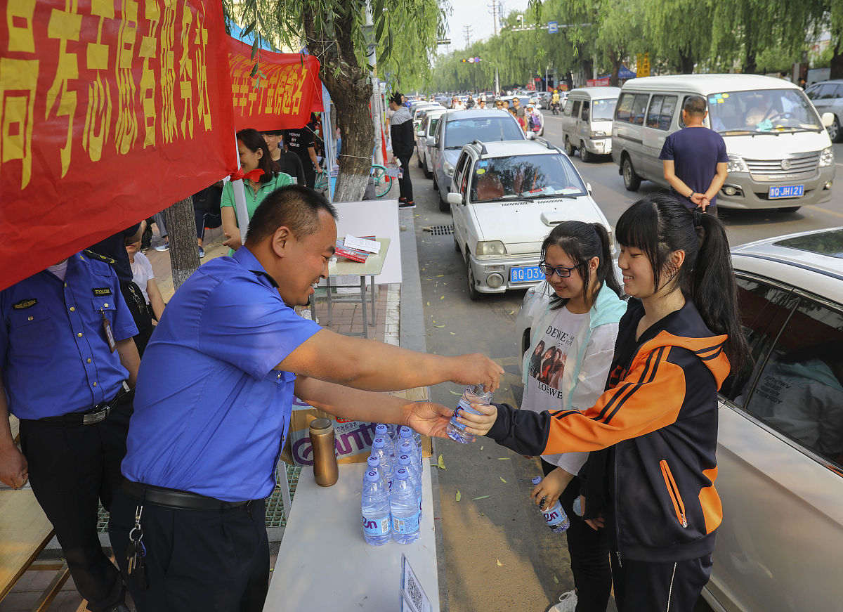 找出错别字双福街道政警联动 携手筑牢禁毒墙为全面深入推进禁毒宣传工作营造了浓厚的禁毒宣传氛围进一步提高群众的识毒、拒毒、防毒能力。2023年5月18日傍晚双福街道平安建设办联合辖区派出所结合当下最流行的后备箱集市在时代广场带来了一场别开生面的禁毒宣传。活动现场禁毒流动宣传车上生意火爆定制的健康人生、绿色无毒相关禁毒宣传内容贴满车身旁边展示着的仿真毒品模型大家都感到很新鲜纷纷围了过来。不少人瞪大了眼