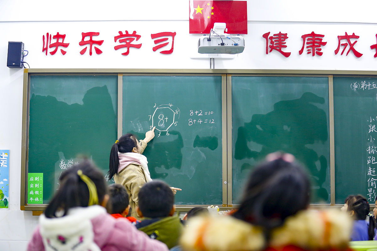 2018年12月13日,湖南株洲天元区尚格小学教室,参加校内托管的小学生在