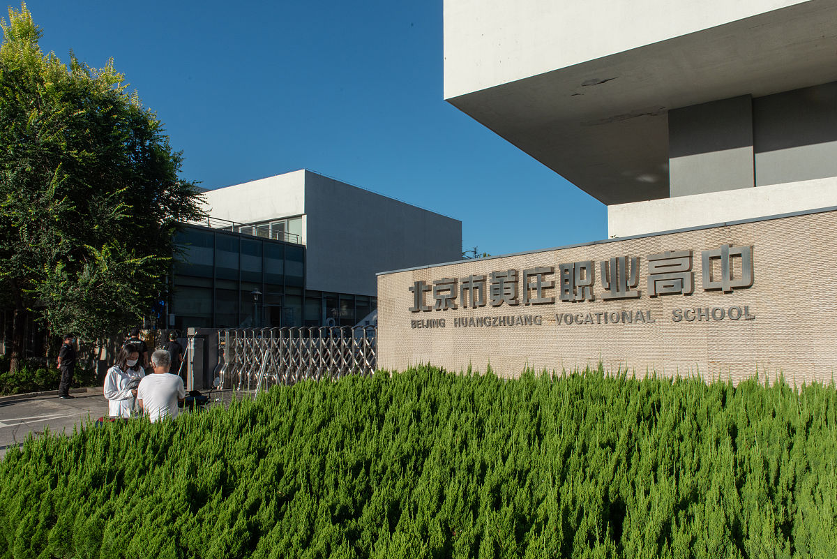 上海朗脉洁净技术股份有限公司的子公司是常州朗脉洁净技术有限公司。一人和上海朗脉洁净技术股份有限公司签订劳动合同却一直在做常州朗脉洁净技术有限公司的业务工作其直属领导是常州朗脉洁净技术有限公司的主管。清从法律的角度进行分析