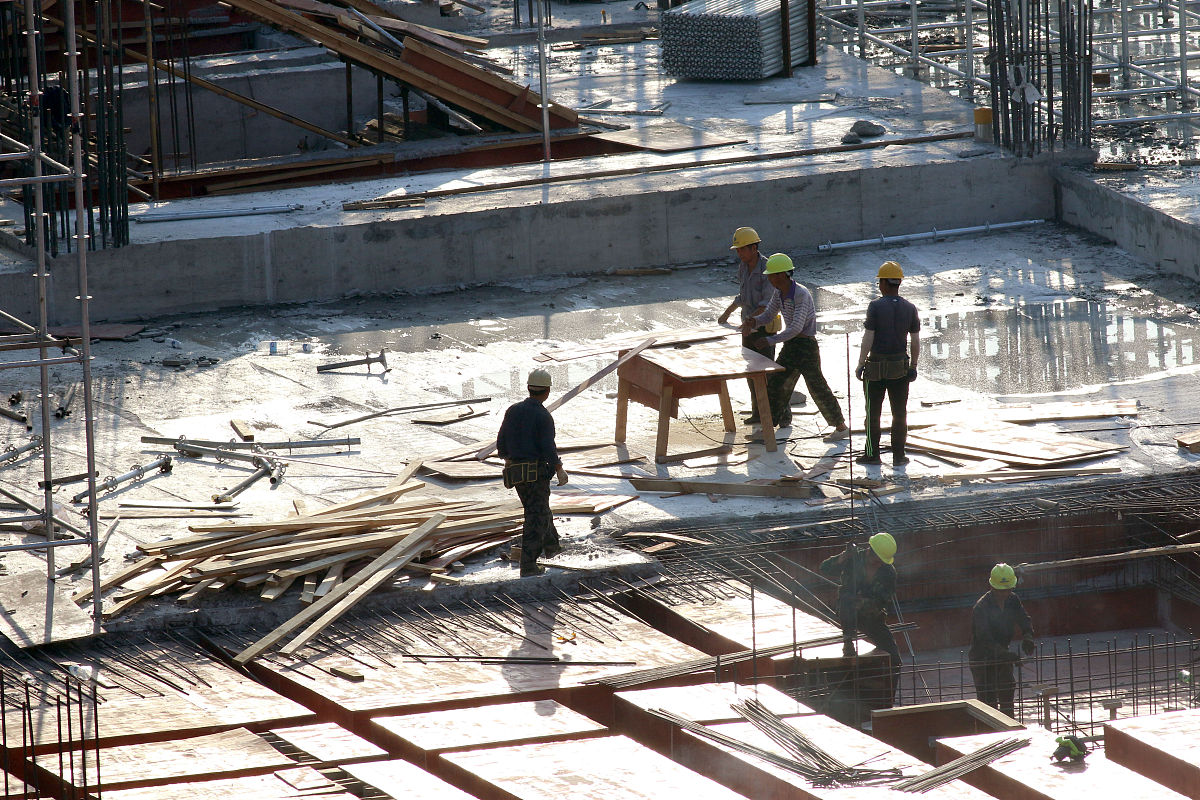 2019年8月18日,江苏省淮安市,工人们在高铁淮安东站建设工地紧张的忙