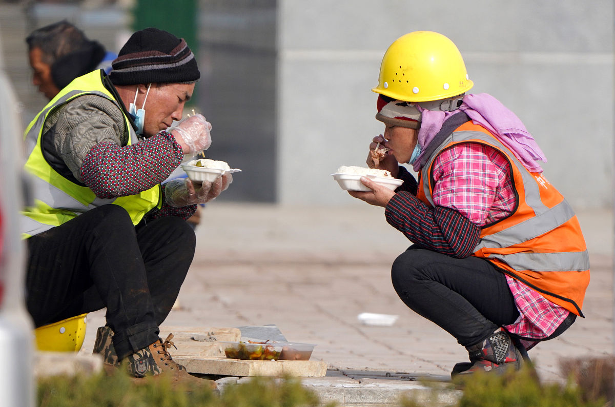 请用无厘头极度夸张手法写500字我在工地干了半年没拿到工资的生活我在工地干了半年可是我一分钱的工资都没拿到！这简直就是让我感觉自己像个被遗弃的孤儿一样孤零零地躺在街头巷尾任由风吹雨打！每天早上我都要起床穿上那身沉重的工作服拿起那把沉甸甸的工具走向工地。可是当我到达工地时却总是发现那个狡猾的老板不在留下一群懒洋洋的工人在那里无所事事。我不得不默默地站在那里等待老板的出现。等啊等等啊等我就这样在工地上