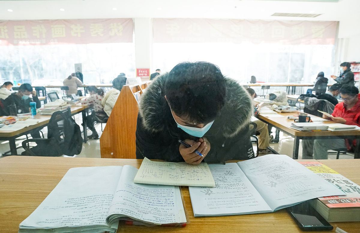 2020年12月14日,郑州市管城区图书馆内坐满了准备考研的年轻人.再过一
