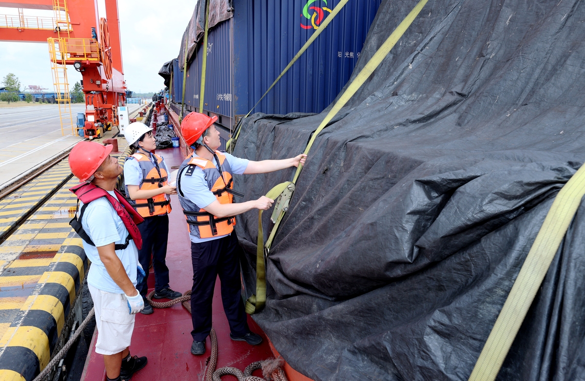 集装箱船舶倒塌怎么办？安全卸货及维修指南