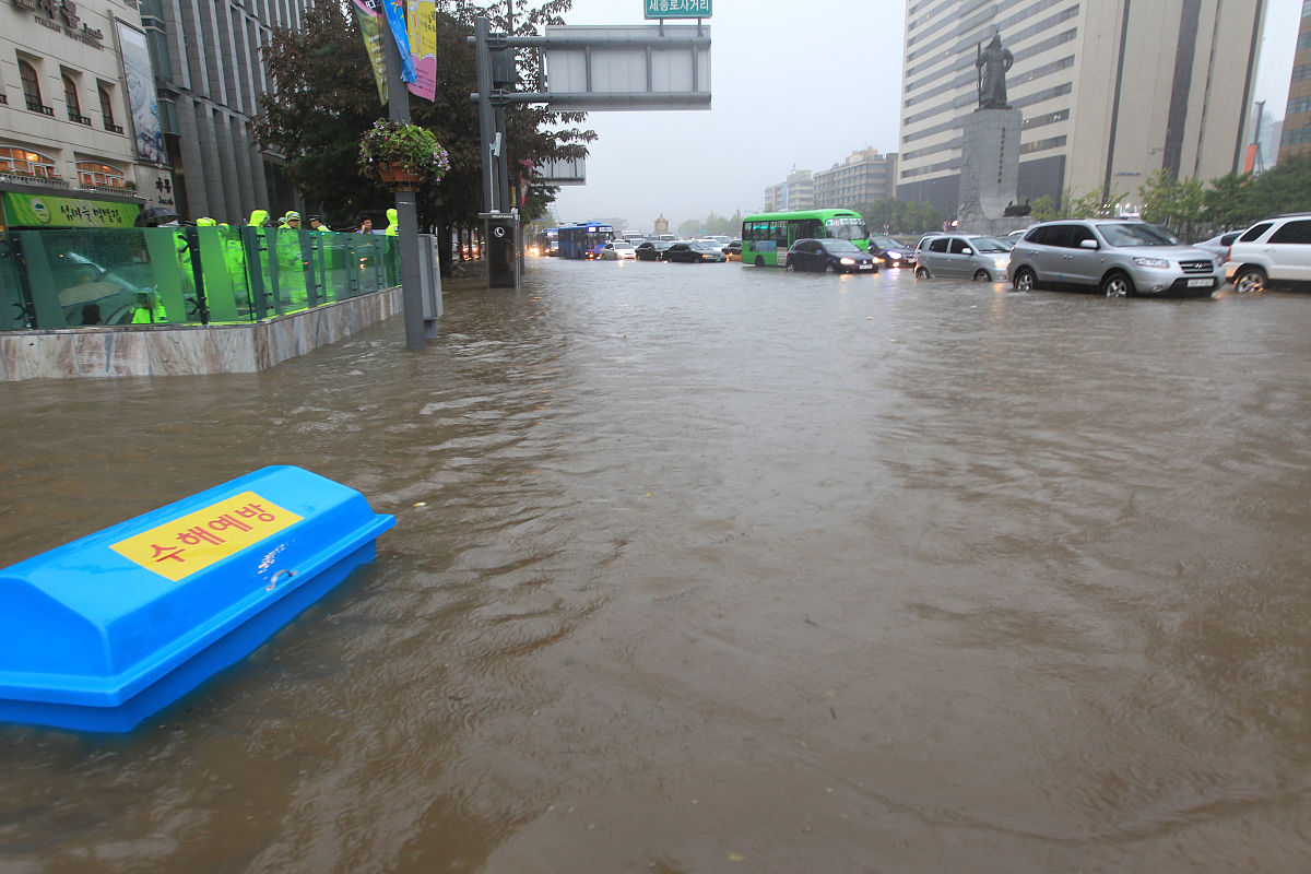 2010年9月21日,韩国首尔下起大雨,数条街道被淹.2010年9月21日,韩国首