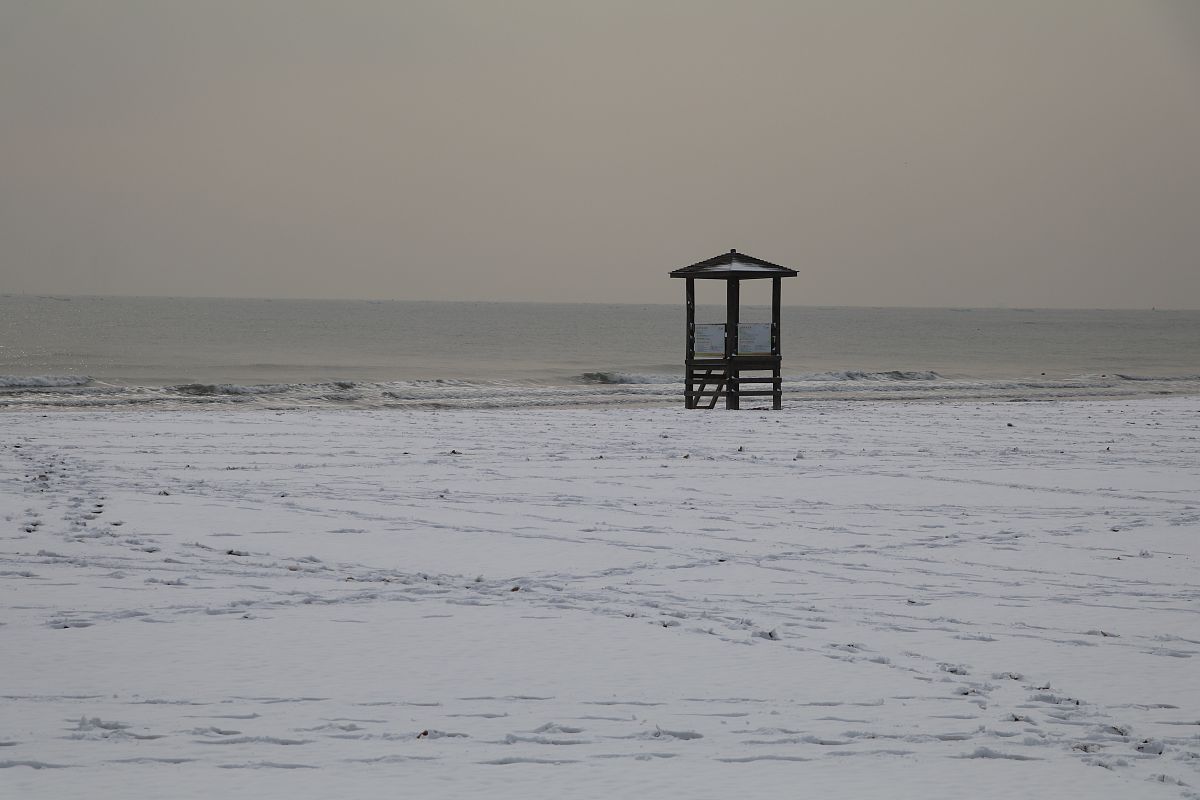 2019年2月14日,山东青岛金沙滩景区,受昨日大雪影响,金沙滩秒变"银沙