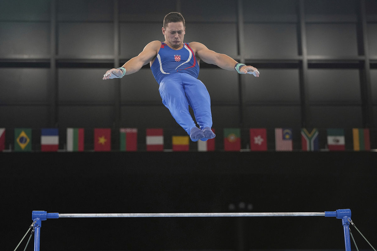 请介绍一下奥斯卡·皮斯托瑞斯的背景以及导致他涉及杀人案的事件的经过。