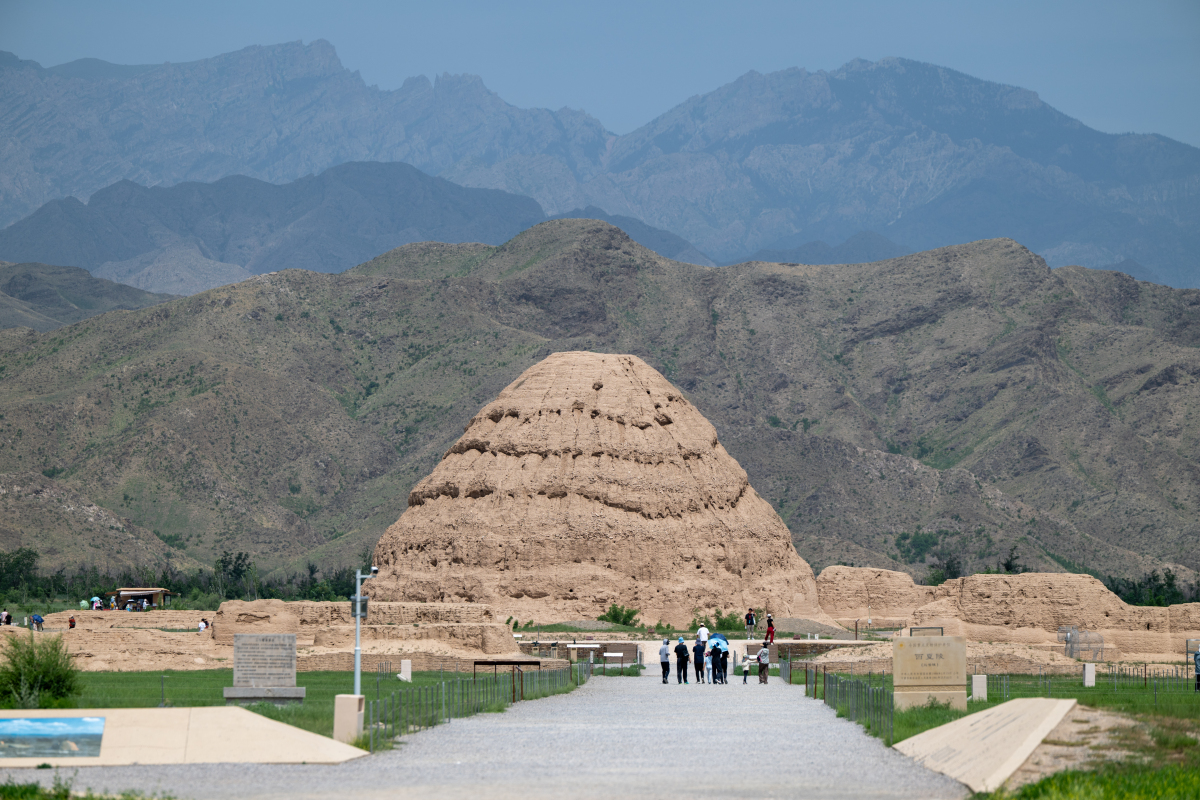 世界上随葬品最丰富的陵墓在哪里？埃及金字塔与中国明陵的对比