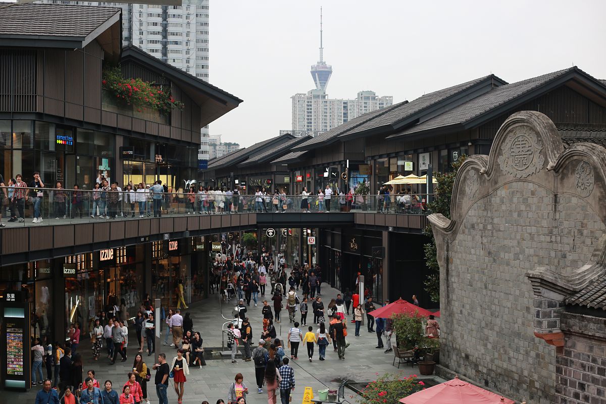 成都麗湖太古里融创自驾游行程怎么安排 帮我做个攻略帮我用210字详细描述