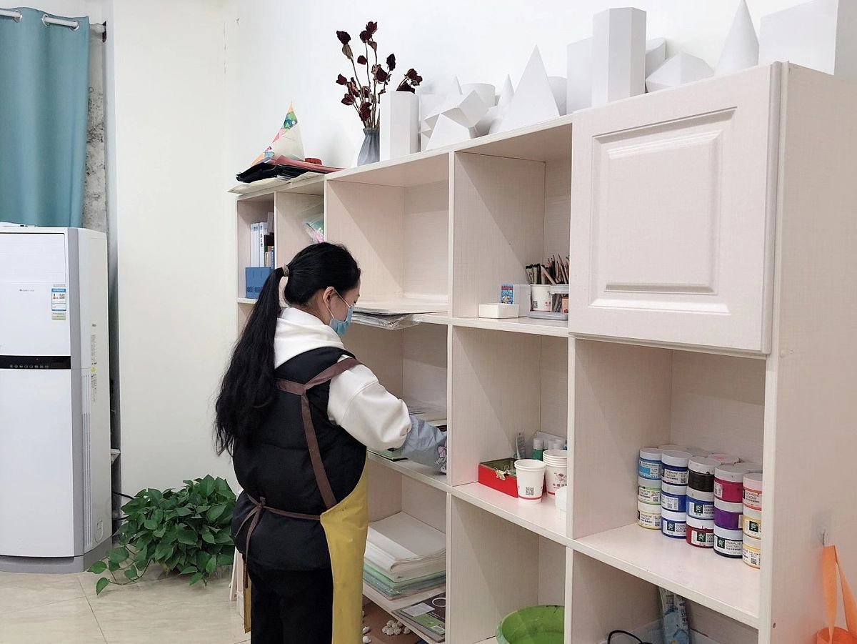 改写：由于空间不足部分书柜、桌椅等家具只能露天摆放风吹日晒兼之有些村民私自拿走桌椅学校的财产不同程度地受到损失。