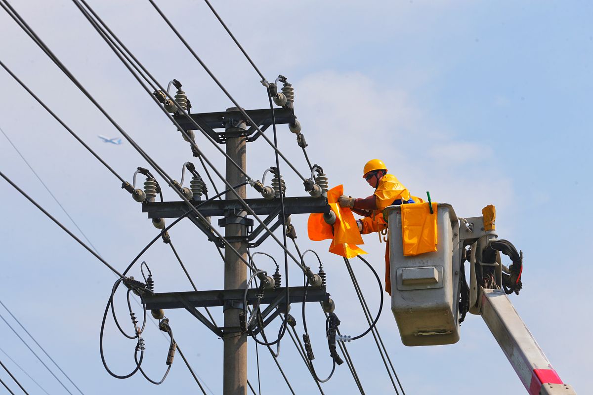 带电作业时绝缘鞋电容对地电位电工感应电压的影响