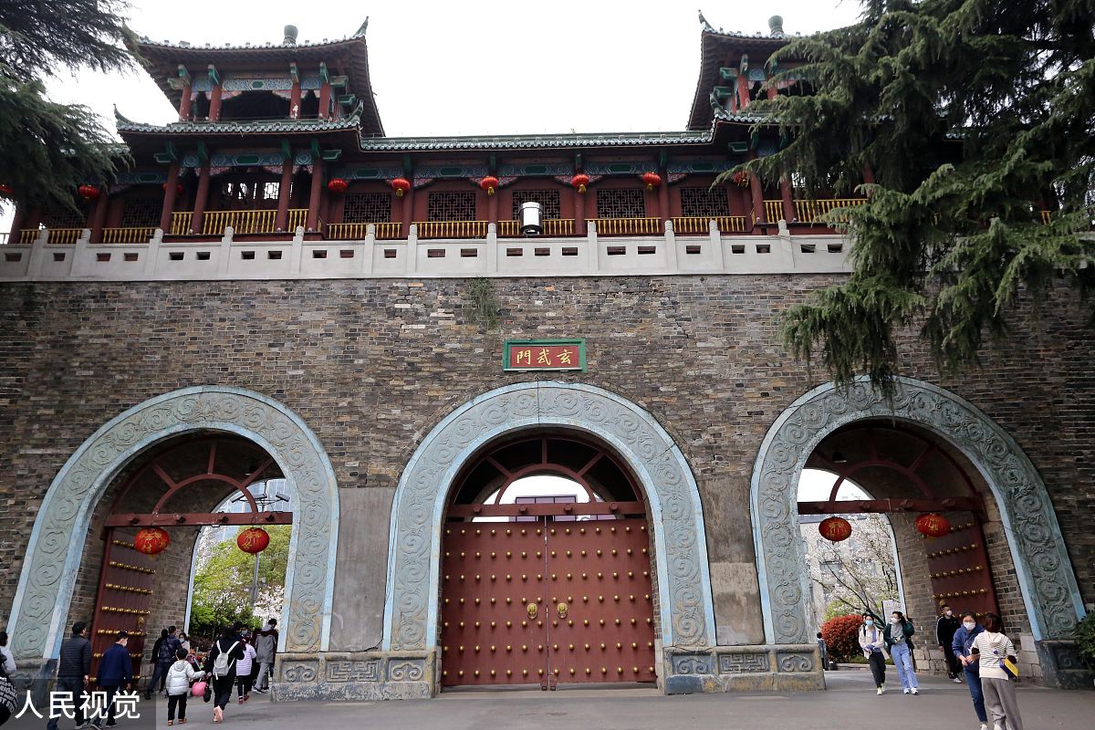 假设你是一位导游请推荐一份五一南京亲子游攻略要求避免去人多的地方。要包含住宿、餐饮和预估费用
