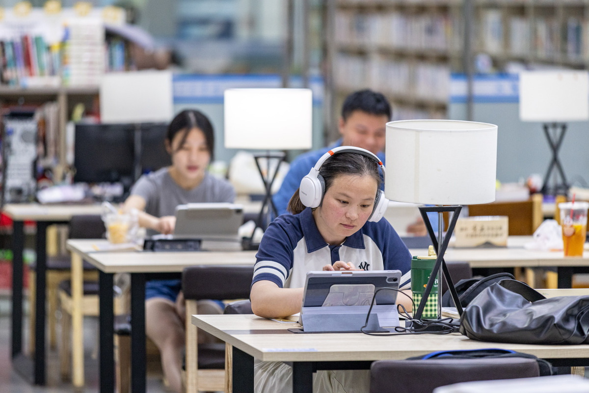 2023男生初中热门专业：计算机专业就业前景广阔