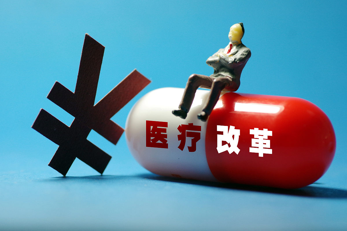 帮我换一种表达方式：但全民医疗保障制度面临的首要问题就是：如何在不增加税收的前提下来保证全体公民真正平等地享有高质量的医疗服务同时还要避免国家财政的沉重负担