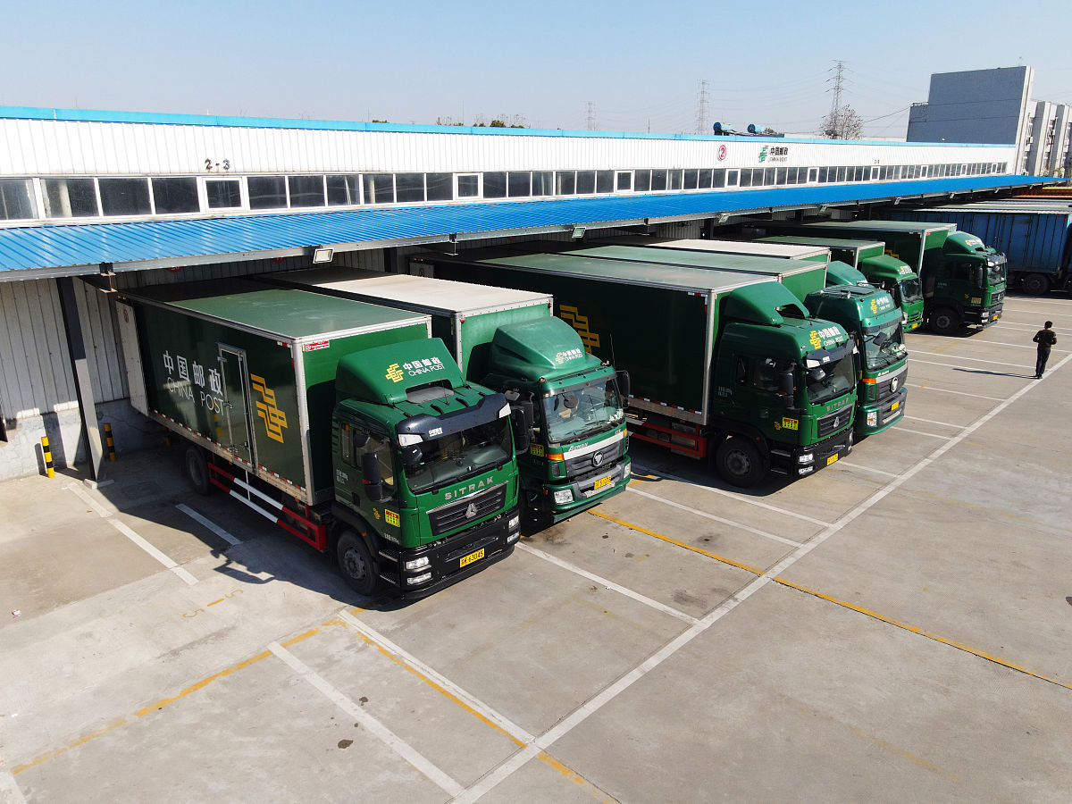 公司最大的优势是除了可以接超大件还有就是时效快这是由于仓库会根据收件地址的邮编对货物进行分类装柜根据就近原则船直接到达最近的卸货港口这就大大的缩短了当地的派送时间。请对上面一段话换一种表达方式