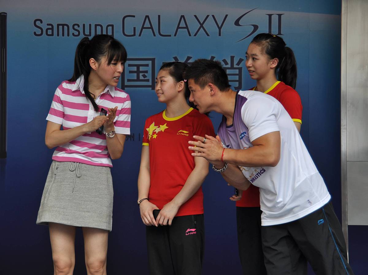 2011年7月23日,上海,娱体明星现身某品牌手机发布会.张静初,江钰源,杨