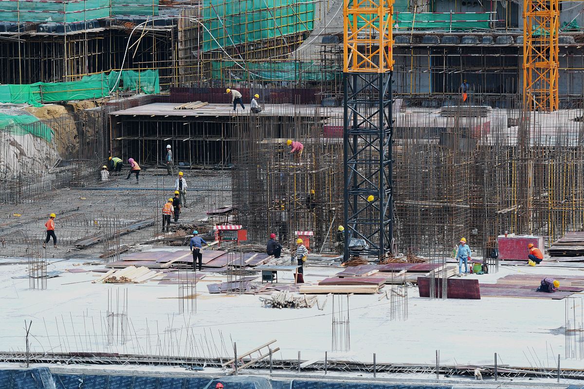 2020年6月1日,山东青岛西海岸新区一建筑工地,建筑工人在紧张施工中.