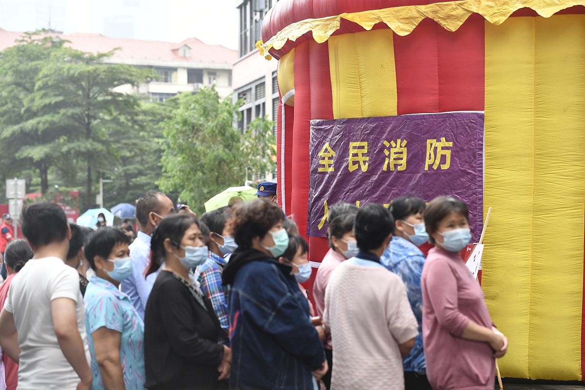 哦！我们现在提议交易吗？如果是这样我很乐意为麦卡锡提供支持以换取一些枪支安全立法