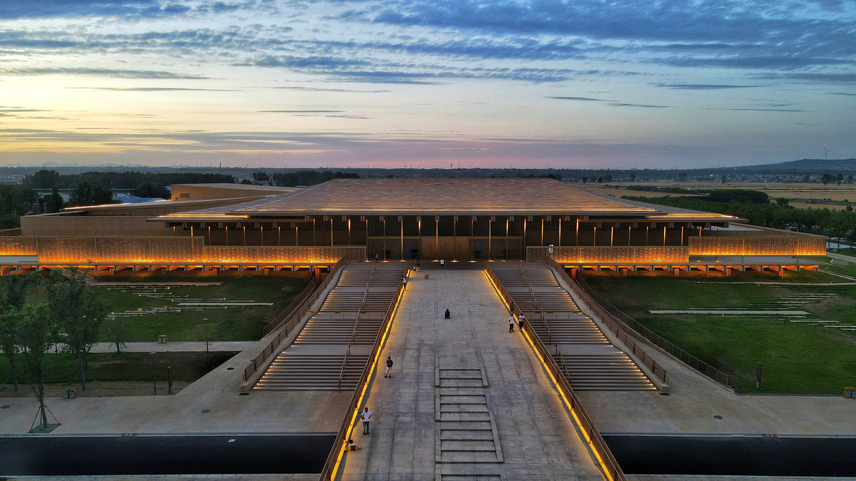 将下面的话换一种说法：根据当今国内外博物馆发展趋势及国内发展现状需求需要给人们提供更加公共、开放的交流场所丝绸之路博物馆作为城市公共文化建筑不仅要为来参观者提供活动交流场所而且要为城市规划做贡献为周边市民提供活动场所来激活这一片区的活力。开放性的屋顶露台及路径的设计可以为观展人员提供休闲空间也可以为周边市民在不进入建筑内部的情况下提供屋顶漫步活动场所。其次博物馆的内部空间退台式、对角式的中空空间的