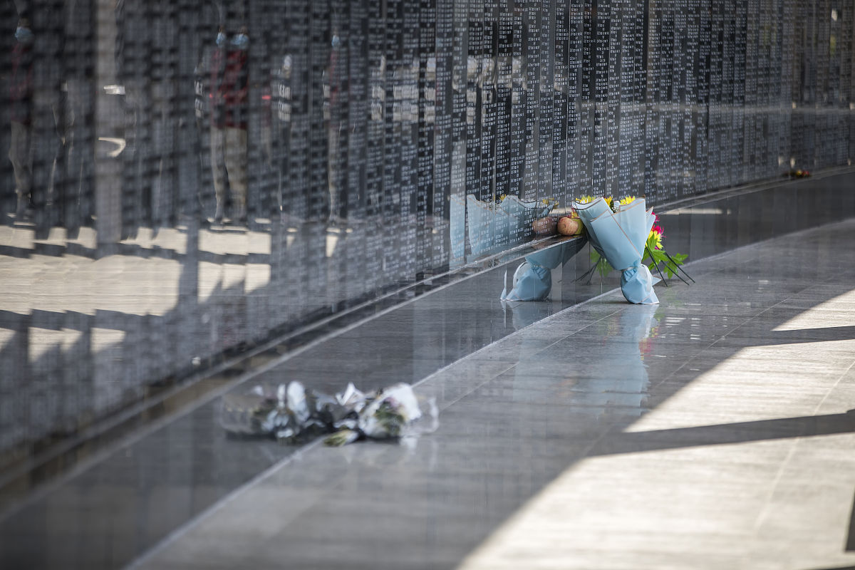 革命精神朗诵词：致敬先烈，展望未来