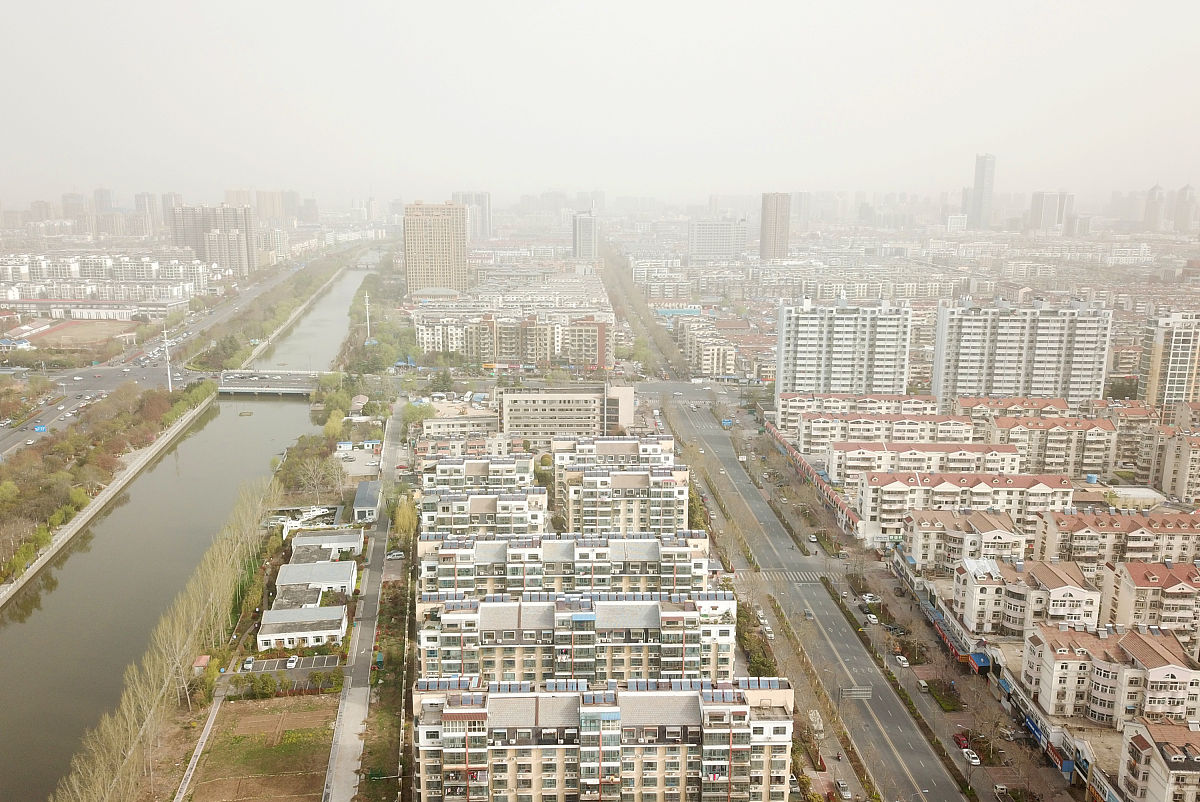 2021年3月29日,在浮尘笼罩下的江苏连云港市海州区.