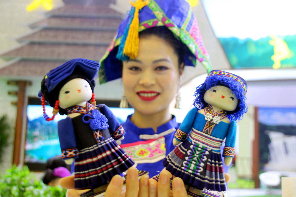2018年4月7日,一名身穿民族服饰的少数民族姑娘苏州国际旅游展上展示