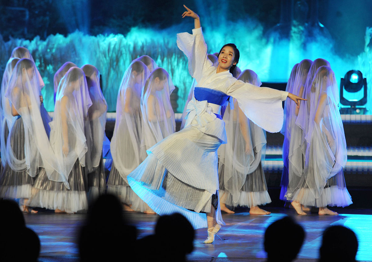 以《富春山居图》为题材创作一部舞剧要求以现代人的视角回望历史要求出现山、水、中国文化、江南文化用具有创新的方式进行编排且不出现汉服