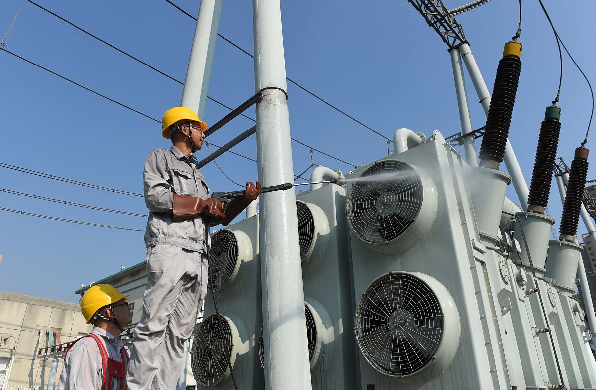 举例说明变电站或配变箱在使用周期中对周边自然环境电磁环境等产生的影响隐患和危害等并从环境保护角度阐述改进方向等。