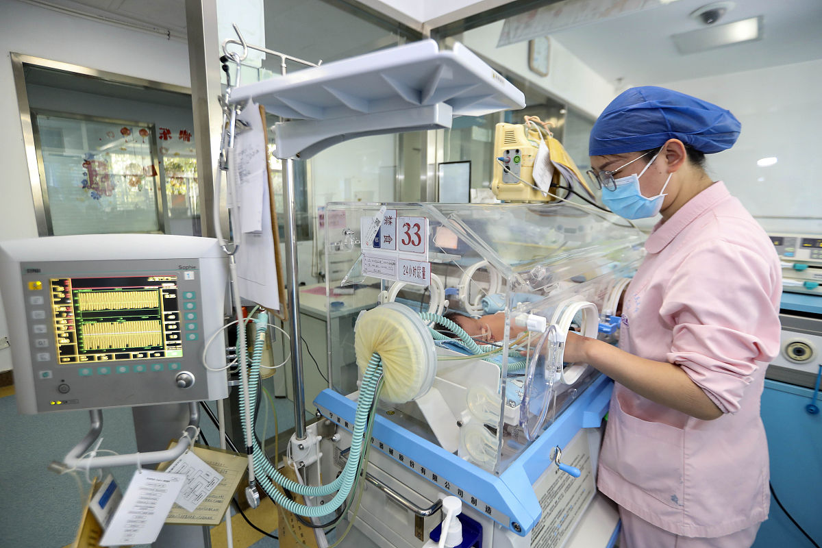 1 可采用吸痰护理措施帮助病人去除分泌物。2 实施此护理措施的目的是保持气道通畅防止病人出现窒息等危险情况。3 实施吸痰护理时应注意以下问题：- 事先准备好吸痰器材和消毒液等物品；- 病人应保持头部稍微向上抬起的姿势；- 病人应先进行口腔内的清洁如漱口、擦拭口腔等；- 吸痰时应注意力度和时间避免过度吸痰造成气道刺激或出