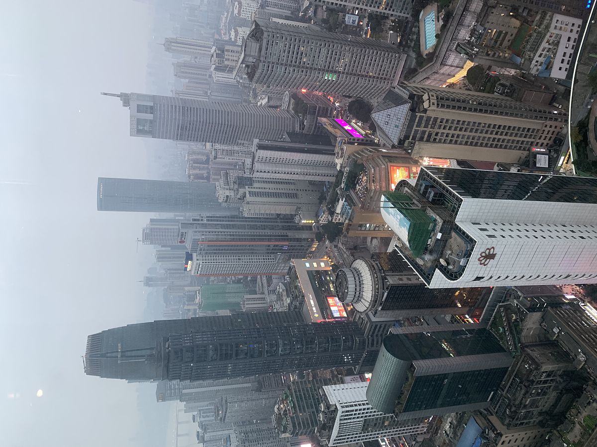 写一段仙舟曜青的景色描写要求结合四川的景色和赛博朋克的风格