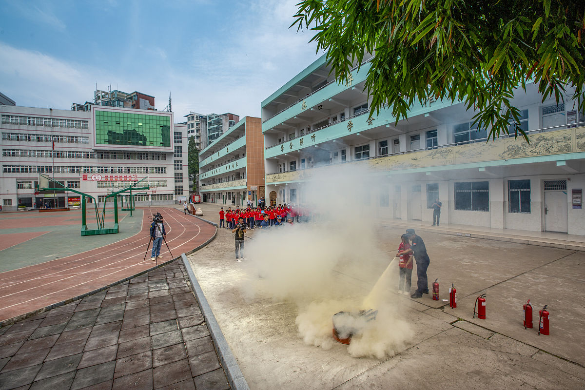 2021年6月1日,湖北省襄阳市消防救援支队在人民路小学举办趣味消防体