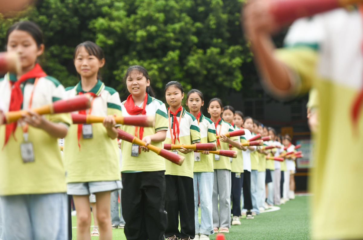 改为相同意思的一句话：在进行各种发展学生身体成分的练习时表现出不怕困难、积极进取的精神