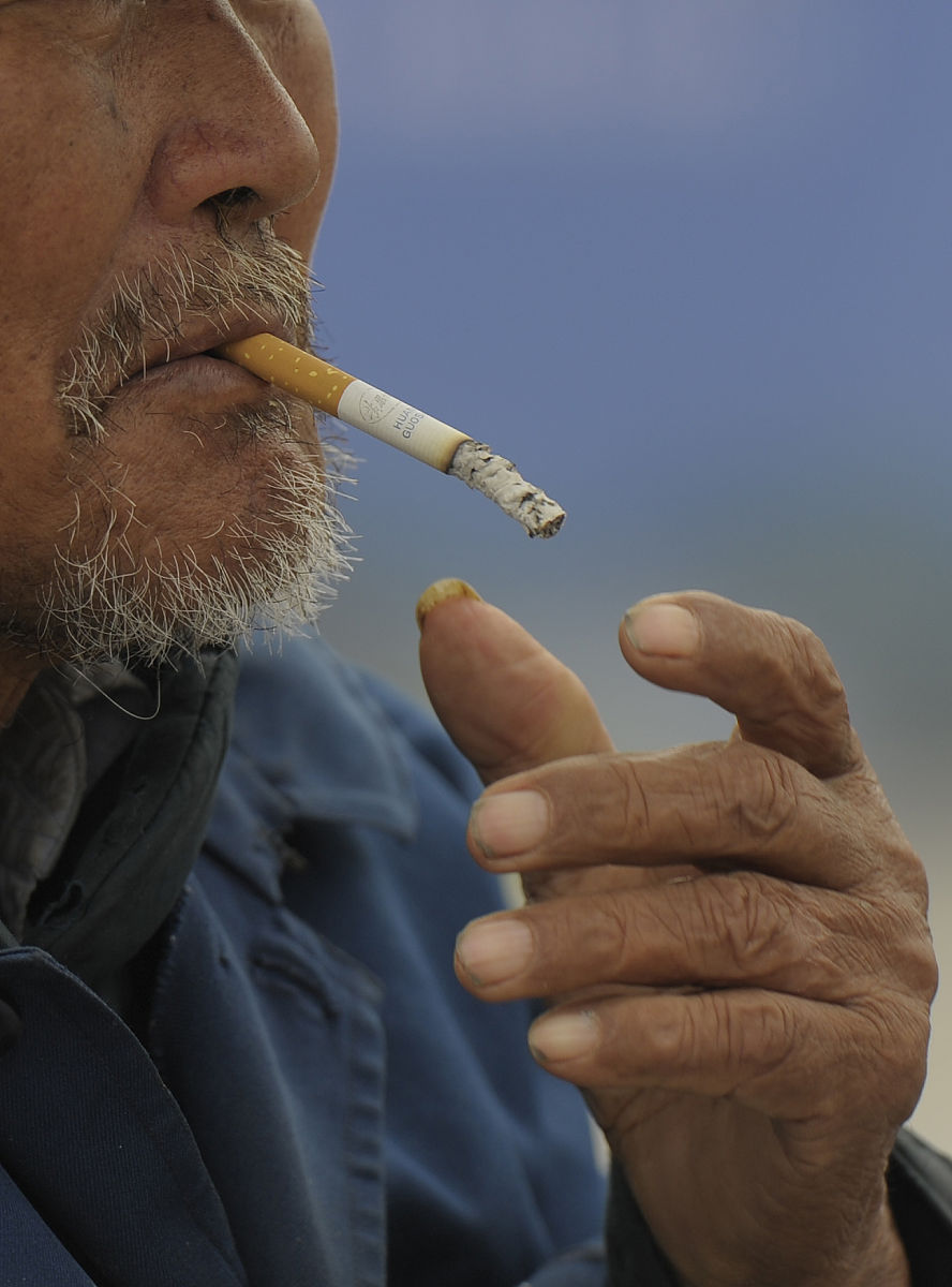 🔥接烟有门道：教你如何优雅点燃社交圈！