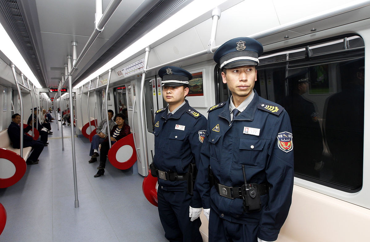 地铁站务人员：守护乘客安全的无声英雄