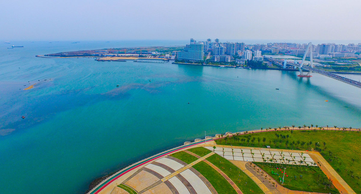 2016年5月1日,海南海口,滨海城市风光.