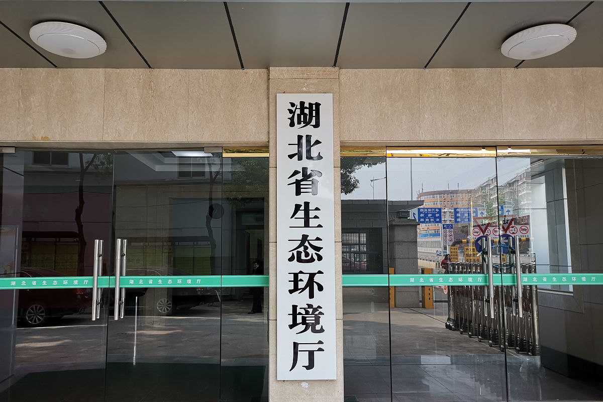 为了更好地维护跨境劳务人员的合法权益建议建立针对越籍跨境务工人员的调解委员会和仲裁庭。调解委员会和仲裁庭的成员最好由中越两方的代表组成以确保快速、公平地解决涉外劳务纠纷避免劳务纠纷扩大化。请修改降重
