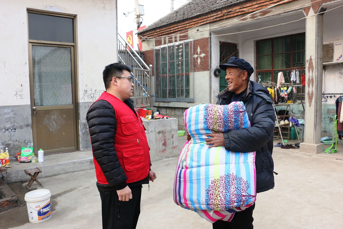 儿子三年未归，街道干部暖心电话慰问老人