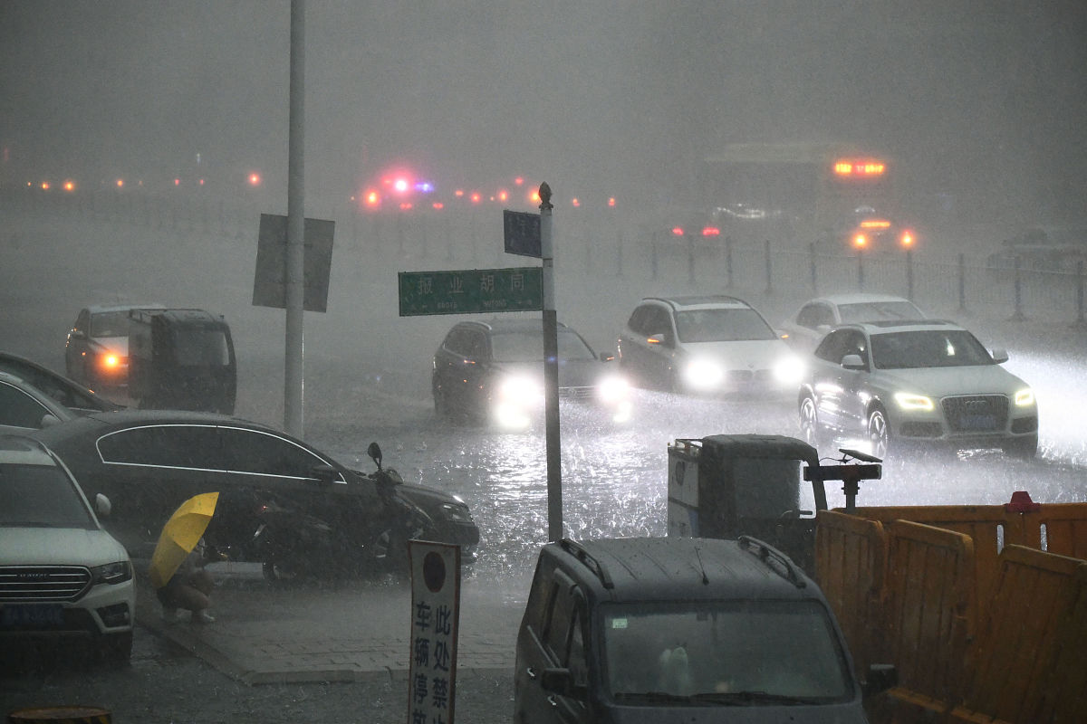 2020年7月22日,哈尔滨下午迎来阵雨,刚开始下的时候还有冰雹,阵雨下的