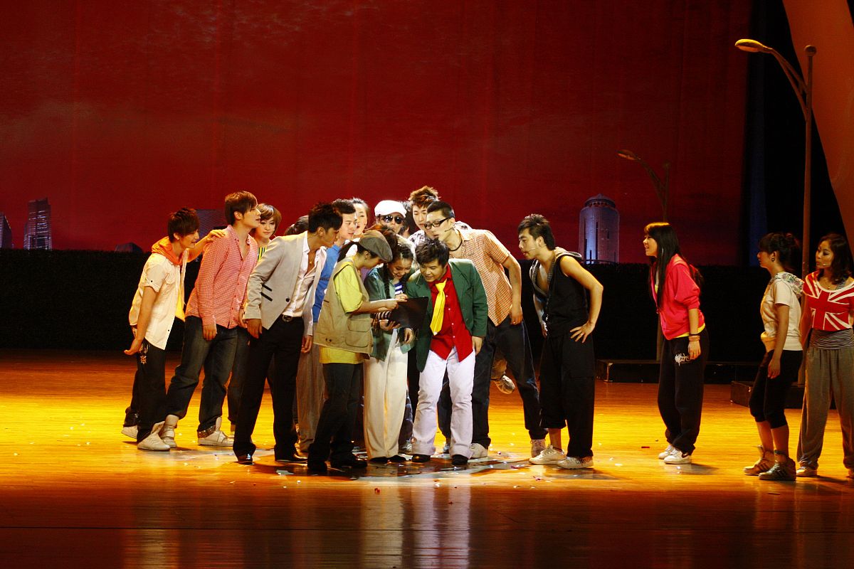 标题为五四青年晚会总结报告。要求：1语言优美流畅 2主要内容为街舞社的表演震惊了全场并取得了完美的成功 3450字