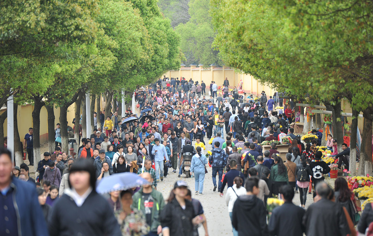 2017年4月4日,清明假期第三天,南昌市瀛上墓区迎来祭扫高峰.