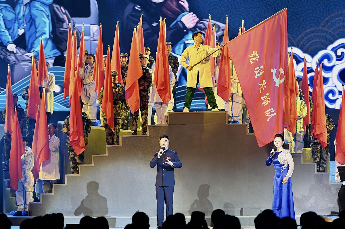 中国文艺现代化：以人民为中心，弘扬文化自信，扎根中国实践