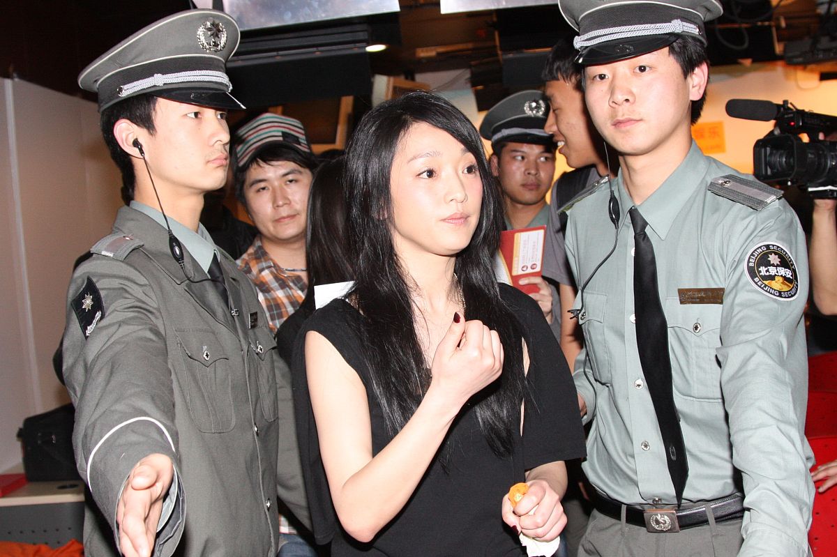 2009年4月24日,北京,周迅出席环保官网落户搜狐活动.+++_+++周迅,受伤